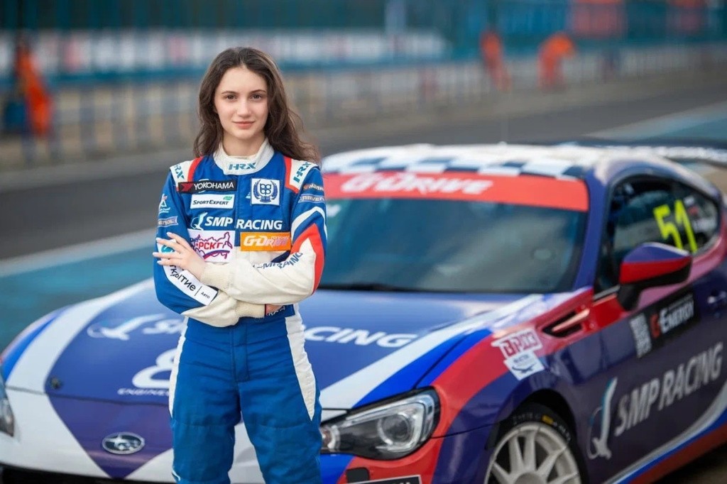 Женский взгляд на автоспорт: истории и интервью с женщинами, связанными с гонками